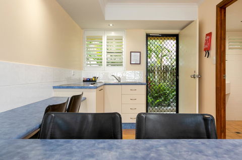 Sunlit Waters Studio Apartments - Holiday Great Ocean Road 28