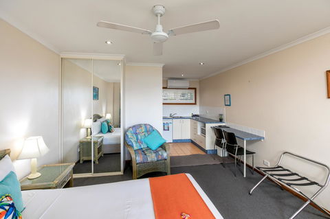Sunlit Waters Studio Apartments - Holiday Great Ocean Road 13