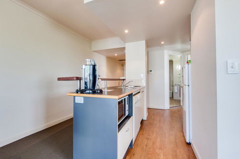 Central Cosmo Apartment Hotel - Holiday Great Ocean Road 10