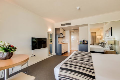 Central Cosmo Apartment Hotel - Holiday Great Ocean Road 4