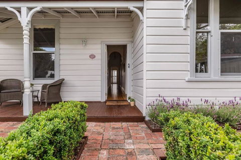 \'Familia Feliz\' Lush Light-filled Victorian Charmer - Holiday Great Ocean Road 4