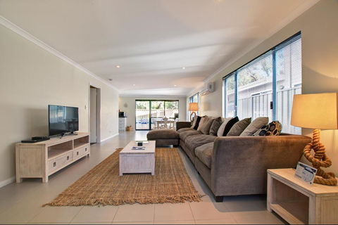 A Little Luxury In Town - Holiday Great Ocean Road 3