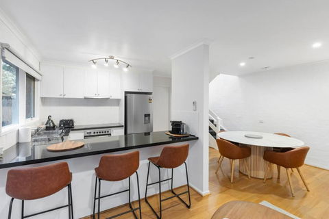 A Home Away From Home In Geelong - Holiday Great Ocean Road 1