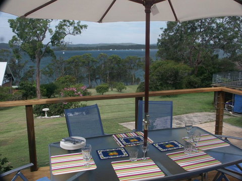A LAKEHOUSE ESCAPE - A Waterfront Reserve On Shores Of Lake Macquarie - Holiday Great Ocean Road 1