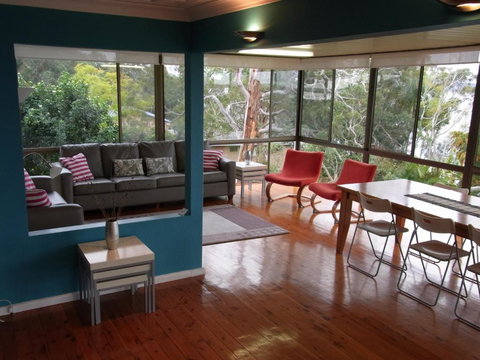 A LAKEHOUSE ESCAPE - A Waterfront Reserve On Shores Of Lake Macquarie - Holiday Great Ocean Road 2