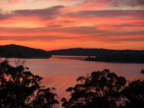 A LAKEHOUSE ESCAPE - A Waterfront Reserve On Shores Of Lake Macquarie - Holiday Great Ocean Road 0