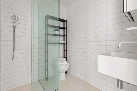 A Modern & Cozy 2BR Apartment With City Views - Holiday Great Ocean Road 4