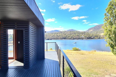 AMAZING 5-Star WATERFRONT RETREAT ON THE RIVERWALK - Holiday Great Ocean Road 1