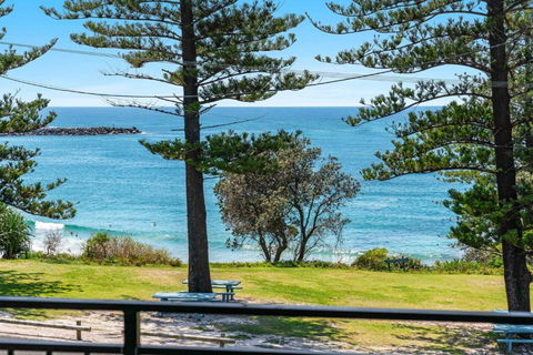 Arcoola 1 - Overlooking Main Beach - Holiday Great Ocean Road 1