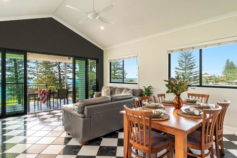 Arcoola 1 - Overlooking Main Beach - Holiday Great Ocean Road 3