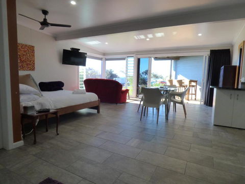 ArtHOUSE Beachfront Accommodation - Holiday Great Ocean Road 4
