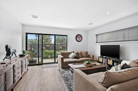 2 Bedroom Townhouse - Family & Corporate Bookings Only - Holiday Great Ocean Road 1