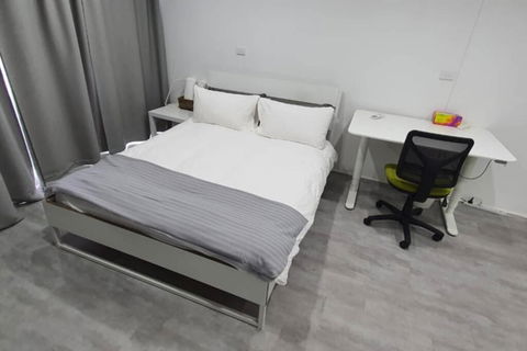 Dana-Spacious Private Room In Shared 2-Bedroom Apartment-1 - Holiday Great Ocean Road 1