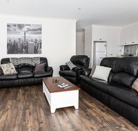 4 Bedroom Inner City Townhouse - SLEEPS 9  - Holiday Great Ocean Road