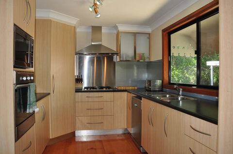 43 Double Island Drive - Two Level Holiday Home With Swimming Pool. Located Close To Beach And CBD - Holiday Great Ocean Road 3