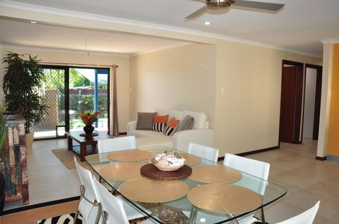 43 Double Island Drive - Two Level Holiday Home With Swimming Pool. Located Close To Beach And CBD - Holiday Great Ocean Road 1