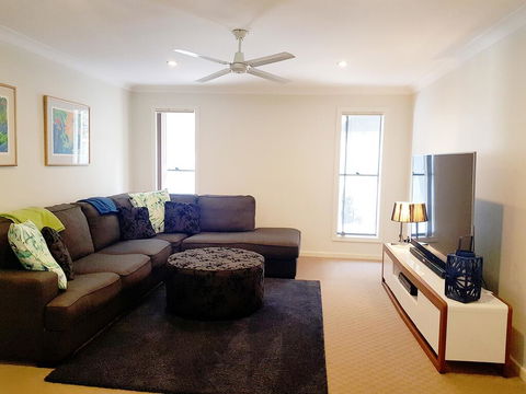 5 Bedroom Luxury Villa - Hope Island - Holiday Great Ocean Road 1