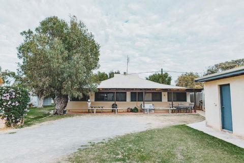 Dongara Hotel Motel - Holiday Great Ocean Road 1
