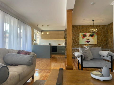Evies White House Oasis I Pool & Close To Airport - Holiday Great Ocean Road 2