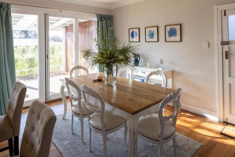 FOREST CORNER - 3 BEDROOM WEATHERBOARD, TRENTHAM - Holiday Great Ocean Road 1