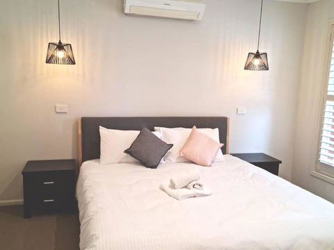 Generous 4 Bedroom Home Close To Park And Shops - Holiday Great Ocean Road 0