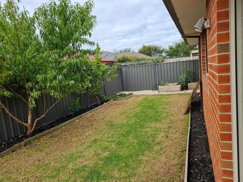 Generous 4 Bedroom Home Close To Park And Shops - Holiday Great Ocean Road 1