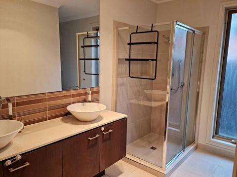 Generous 4 Bedroom Home Close To Park And Shops - Holiday Great Ocean Road 2
