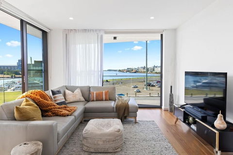 Harbour Towers Newcastle, Elite Apartment Stays, Free Parking & Tram Access - Holiday Great Ocean Road 0