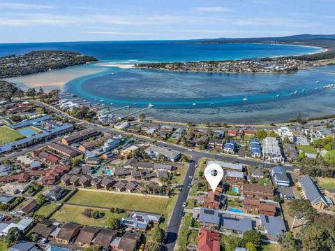Harbour Lights - Townside With A Pool - Holiday Great Ocean Road 1