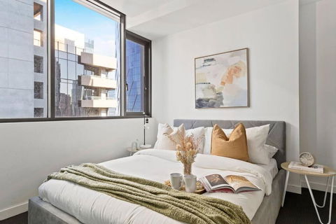 High-Rise 2BR Apt CBD I Pool, Gym & Prime Location - Holiday Great Ocean Road 1