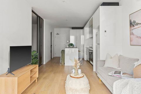 High-Rise 2BR Apt CBD I Pool, Gym & Prime Location - Holiday Great Ocean Road 3