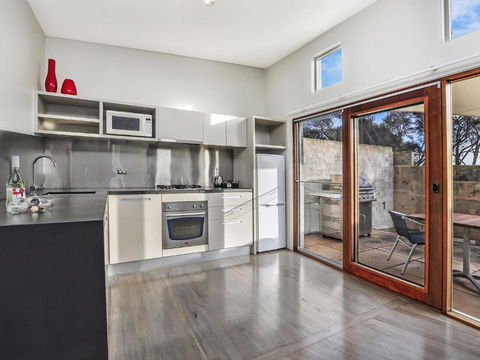 Hearns Beachside Villa 2 - Holiday Great Ocean Road 1