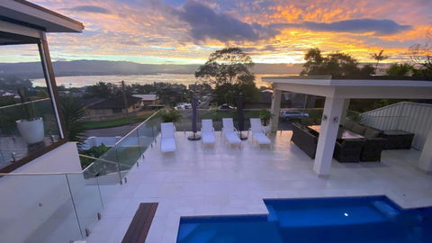 HEATed Pool, Lake & Beach, Luxury 5 B/R House - Holiday Great Ocean Road 1