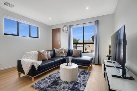 Henley Beach Escape - Holiday Great Ocean Road 0