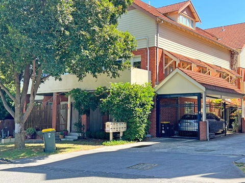 Hidden Gem 1-Bedder In Box Hill Prime Location - Holiday Great Ocean Road 0