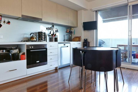 Highview On High St - A Balcony Haven In Northcote - Holiday Great Ocean Road 2