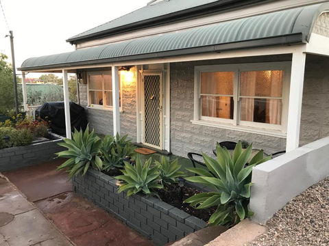 HILLSIDE HAVEN CHARMING C1920 COTTAGE Pet Friendly Sleeps 1 - 6 - Holiday Great Ocean Road 2