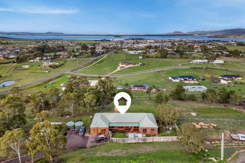 Hilltop Retreat, Water Views - Holiday Great Ocean Road 1