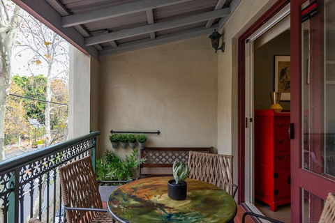 Hip Inner-City Living In Vibrant Erskineville - Holiday Great Ocean Road 1
