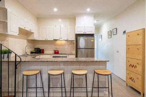 Hip Inner-City Living In Vibrant Erskineville - Holiday Great Ocean Road 2