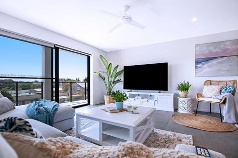 HOT Brand New 3 Ensuite Apartment, Redcliffe, Brisbane - Holiday Great Ocean Road 0