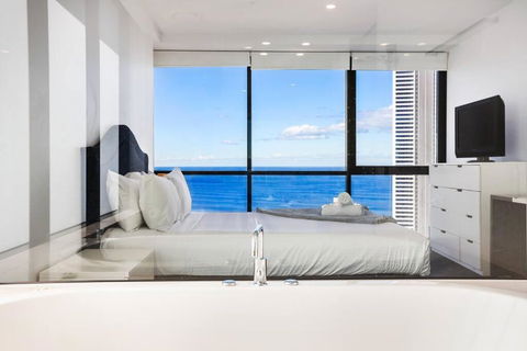 Huge Circle On Cavill 2 BRM Sleeps 6 - Optimise BNB - Holiday Great Ocean Road 1