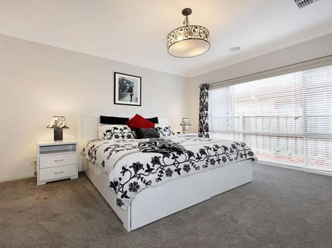 Huge Luxury Home! Mount Waverley - Holiday Great Ocean Road 3