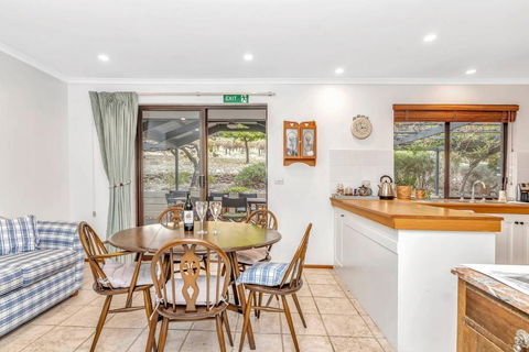 Picturesque Vineyard Farmhouse Nestled On 40-Acres - Holiday Great Ocean Road 3