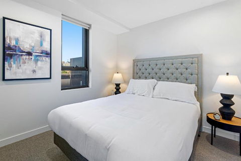 Polished 2-Bed Apartment With Gorgeous City Views - Holiday Great Ocean Road 1