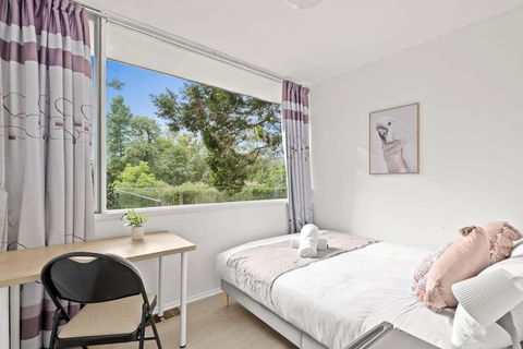Quaint Queen Room - Central Location At Pymble - Shared Bathroom - Holiday Great Ocean Road 0