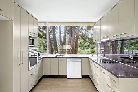 Quaint Queen Room - Central Location At Pymble - Shared Bathroom - Holiday Great Ocean Road 2