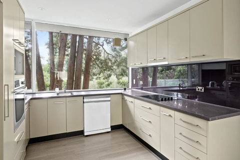 Quaint Queen Room - Central Location At Pymble - Shared Bathroom - Holiday Great Ocean Road 3