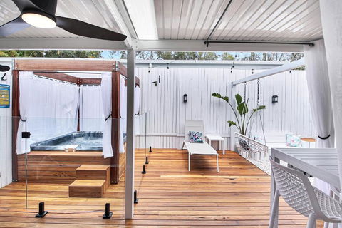 Private Outdoor Spa, Fire Pit - THE RETREAT COOLUM BEACH - Holiday Great Ocean Road 1