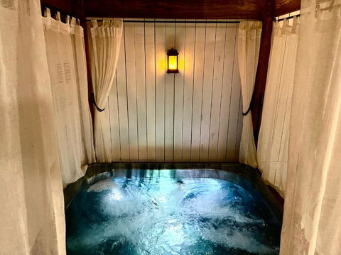 Private Outdoor Spa, Fire Pit - THE RETREAT COOLUM BEACH - Holiday Great Ocean Road 0